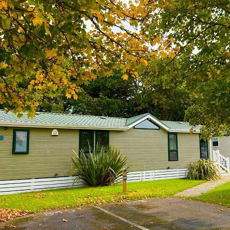 Jungle Lodge Lymington Εξωτερικό φωτογραφία
