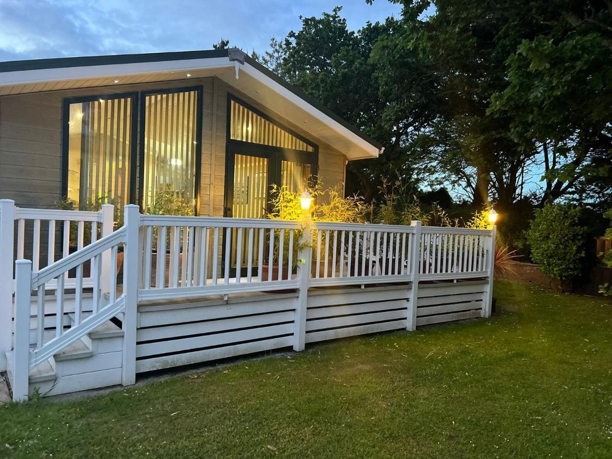 Jungle Lodge Lymington Εξωτερικό φωτογραφία