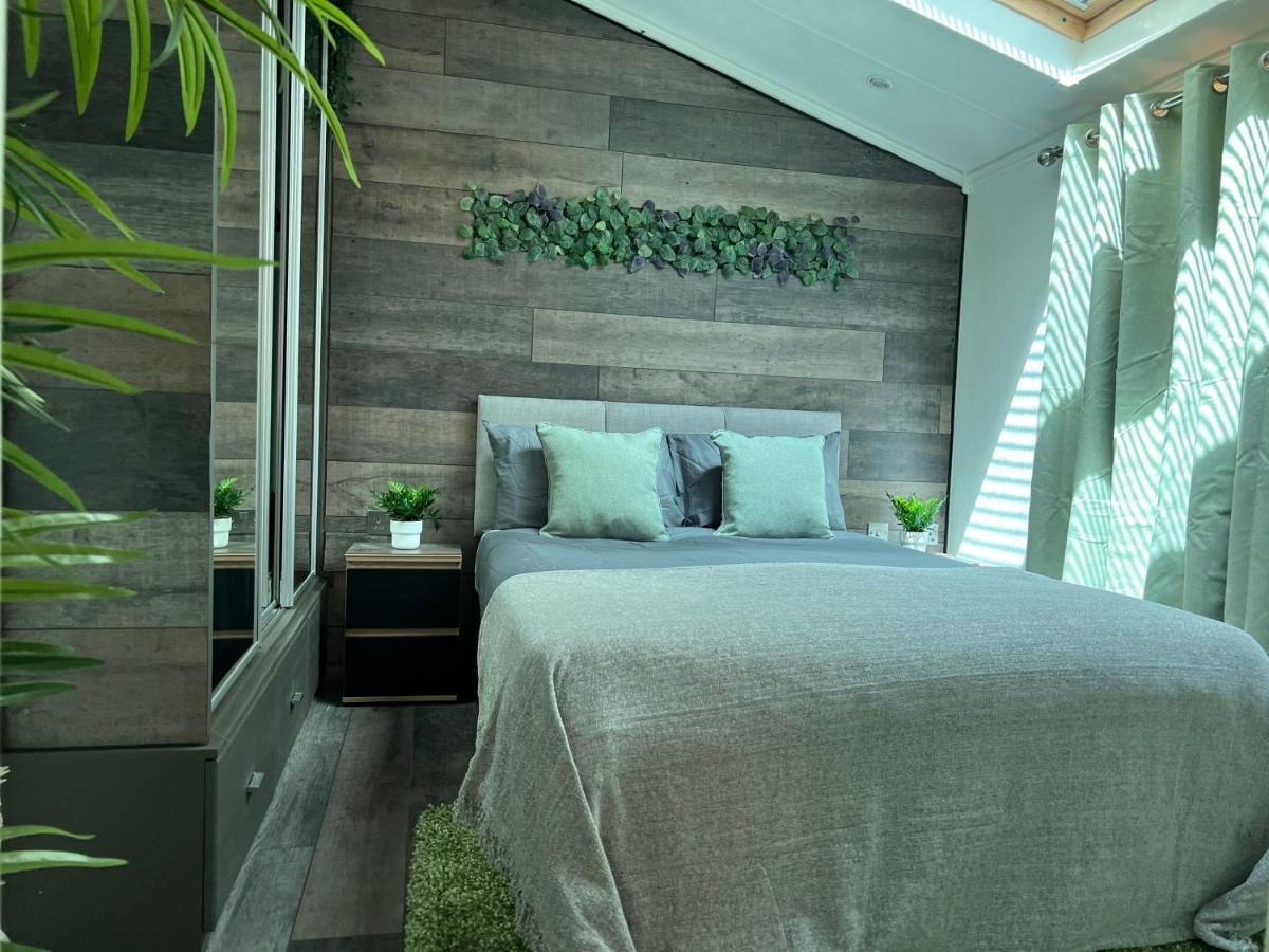 Jungle Lodge Lymington Εξωτερικό φωτογραφία