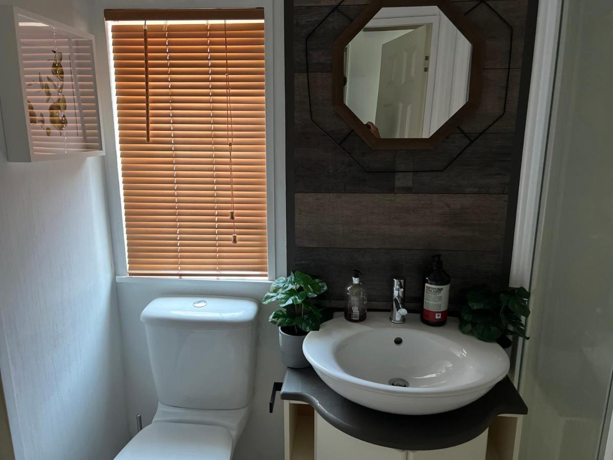 Jungle Lodge Lymington Εξωτερικό φωτογραφία
