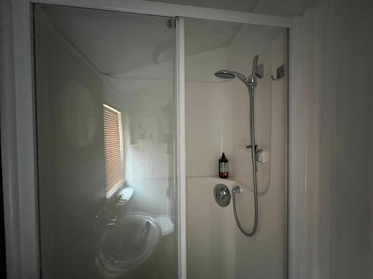 Jungle Lodge Lymington Εξωτερικό φωτογραφία