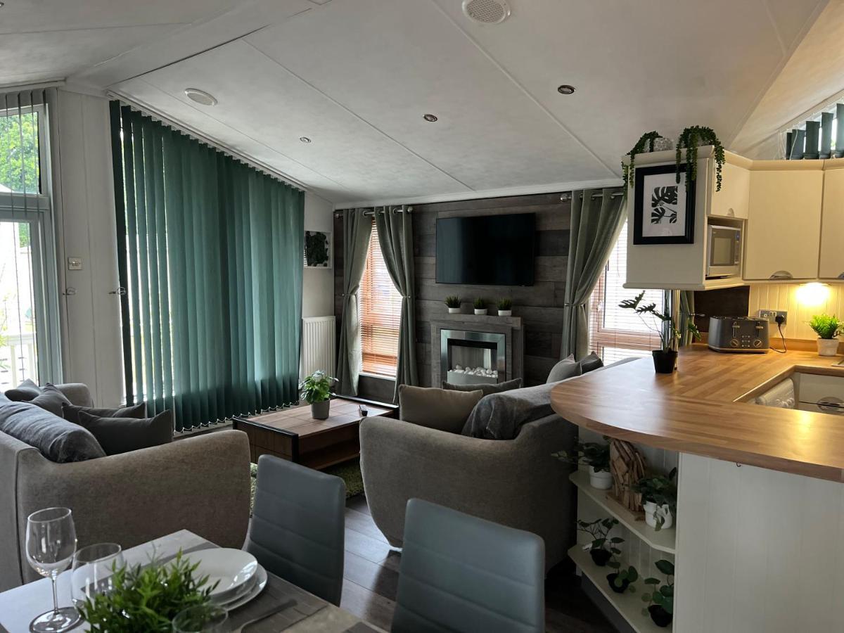 Jungle Lodge Lymington Εξωτερικό φωτογραφία