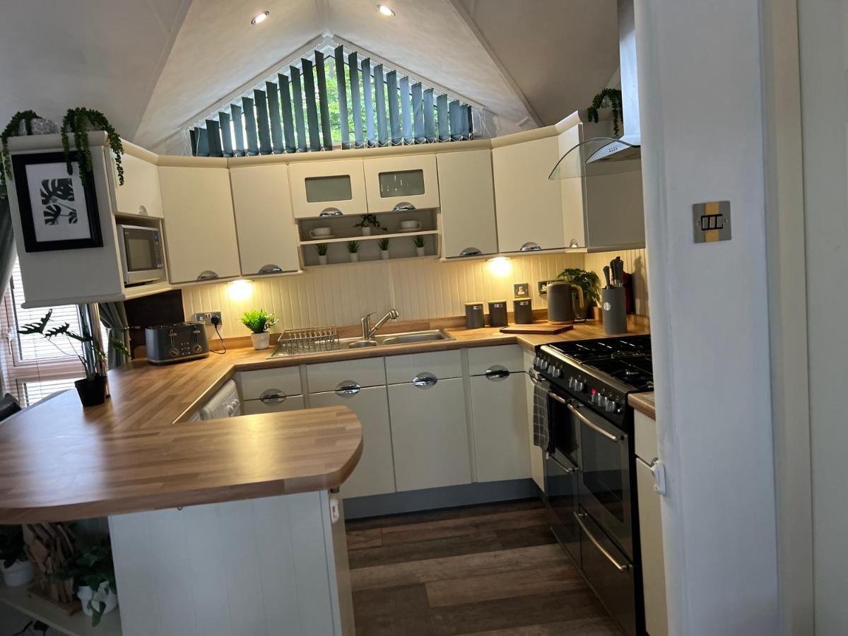 Jungle Lodge Lymington Εξωτερικό φωτογραφία