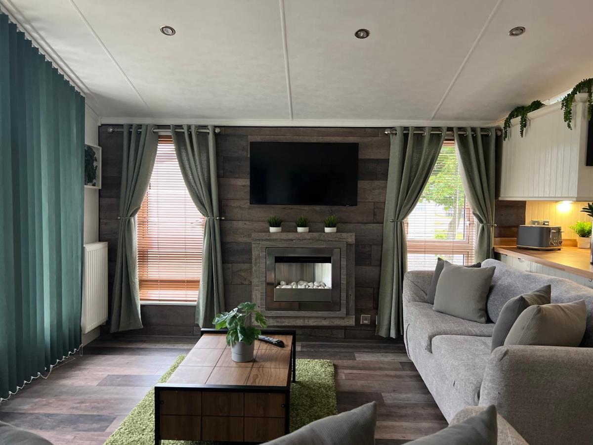 Jungle Lodge Lymington Εξωτερικό φωτογραφία