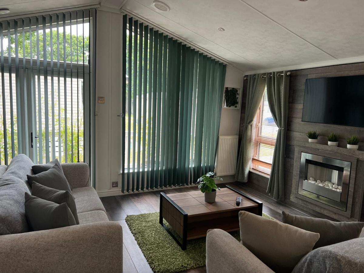 Jungle Lodge Lymington Εξωτερικό φωτογραφία