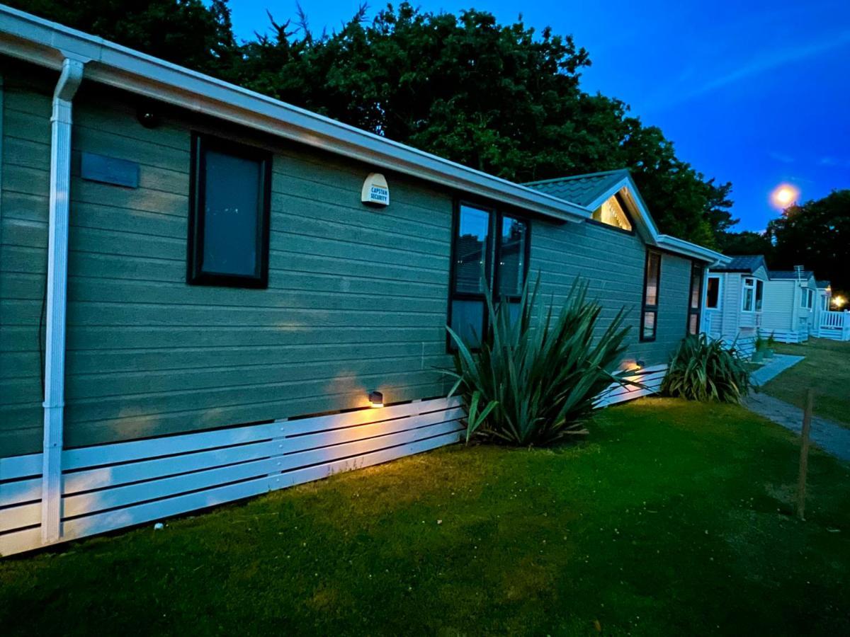 Jungle Lodge Lymington Εξωτερικό φωτογραφία