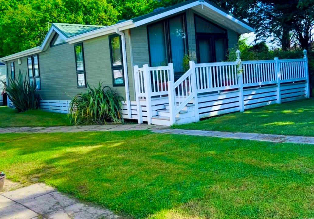 Jungle Lodge Lymington Εξωτερικό φωτογραφία