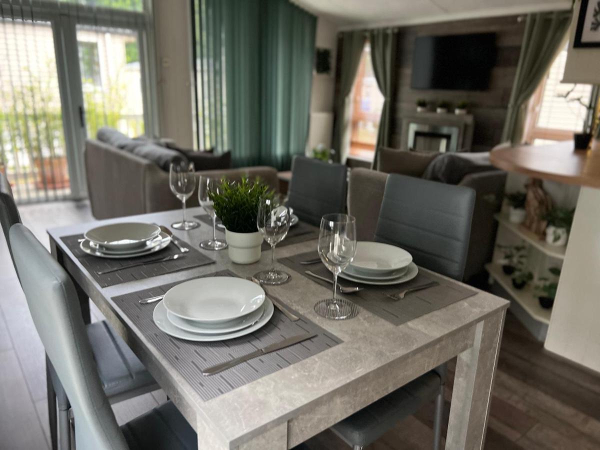 Jungle Lodge Lymington Εξωτερικό φωτογραφία