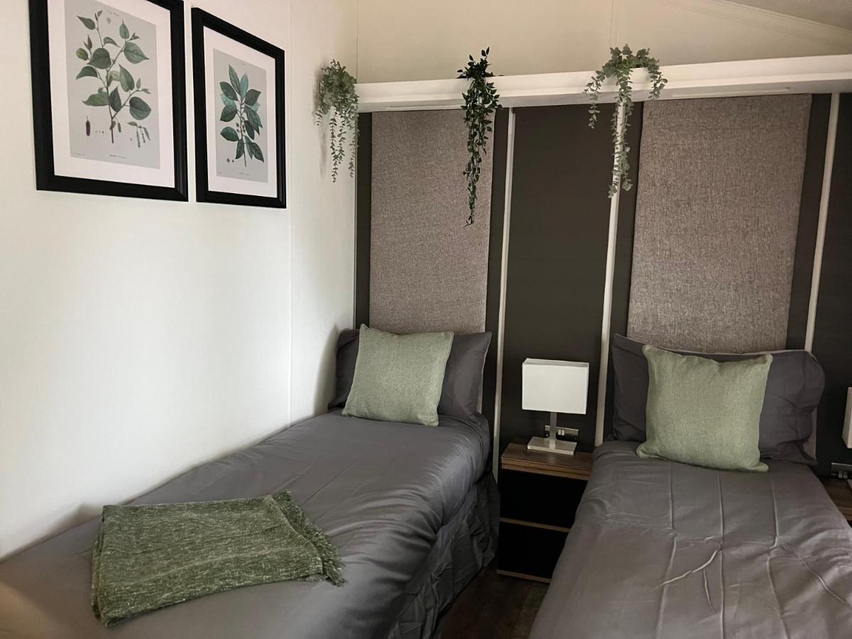 Jungle Lodge Lymington Εξωτερικό φωτογραφία